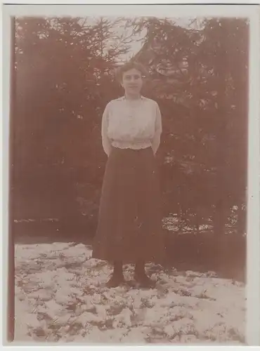 (F16112) Orig. Foto junge Frau im Freien, Winter 1910er