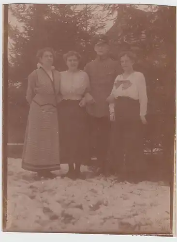 (F16110) Orig. Foto Frauen und deutscher Soldat im Freien 1910er