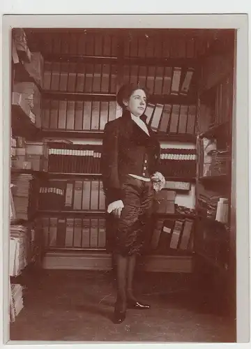 (F16109) Orig. Foto Frau zwischen Aktenregalen, Archiv 1910er
