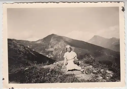 (F16083) Orig. Foto Tauerntal, junge Frau auf der Jamnigalm 1938