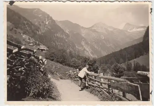 (F16075) Orig. Foto Dössental i. Kärnten, Mann am Geländer 1938
