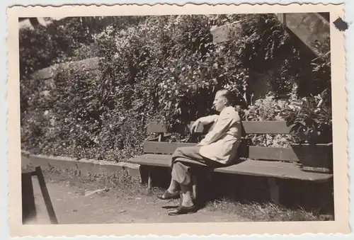 (F16074) Orig. Foto am Gasthaus Säuleck, Mann sitzt auf Bank 1938