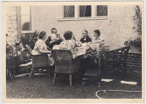 (F16054) Orig. Foto Personen sitzen am Tisch am Haus 1938