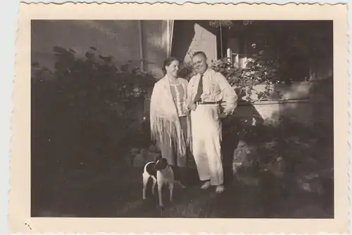 (F16052) Orig. Foto Paar mit Hund am Wohnhaus 1938