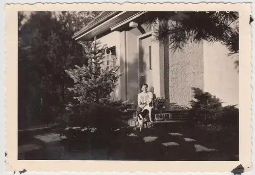 (F16051) Orig. Foto Frau mit Hund sitzt am Eingang eines Hauses 1938
