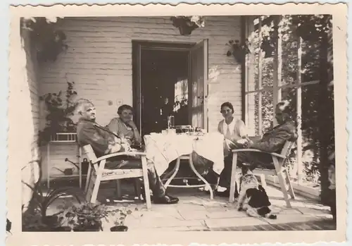 (F16050) Orig. Foto Personen auf Veranda 1938
