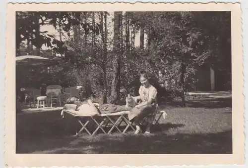 (F16049) Orig. Foto Paar mit Hund im Garten, Liegestuhl 1938