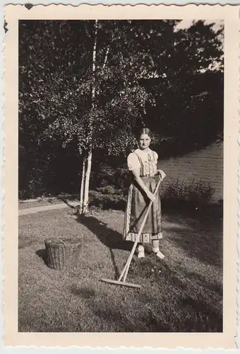 (F16048) Orig. Foto Frau im Garten harkt 1938