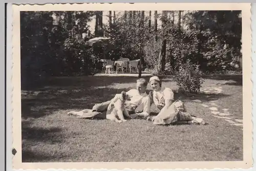 (F16047) Orig. Foto Paar mit Hund liegt auf Wiese 1938