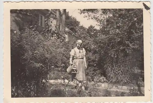 (F16043) Orig. Foto junge Frau gießt im Garten 1938