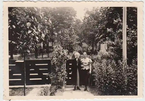 (F16042) Orig. Foto Personen stehen am Gartentor 1938