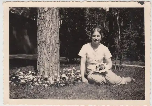 (F16039) Orig. Foto junge Frau sitzt am Baum mit Blumen 1938