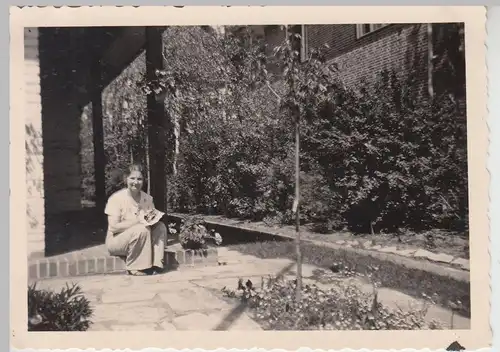 (F16038) Orig. Foto junge Frau sitzt am Hauseingang 1938