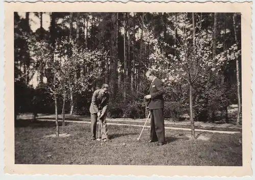 (F16037) Orig. Foto Männer spielen Minigolf im Garten 1938