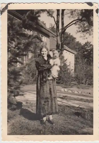 (F16035) Orig. Foto Frau mit Hund auf Arm 1938