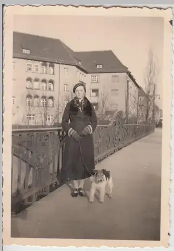 (F16028) Orig. Foto junge Frau Erika mit Hund auf Brücke 1936