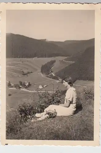 (F15991) Orig. Foto junge Frau i. Manebach, Blick v. Dachskopf a. Moosbach 1936