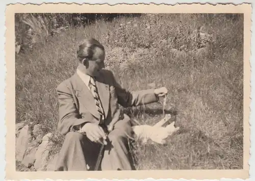 (F15983) Orig. Foto Mann auf Wiese, spielt mit Kätzchen, Manebach 1936