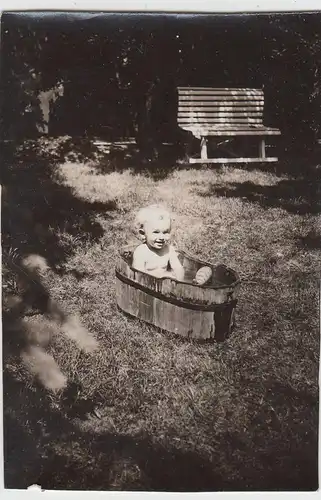 (F15979) Orig. Foto kleines Kind sitzt in Holzbadewanne im Garten 1930