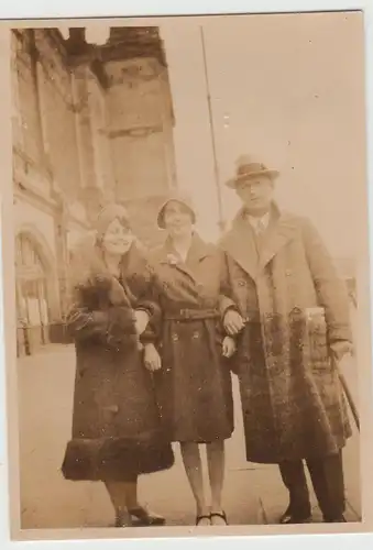 (F15978) Orig. Foto Hamburg, Personen vor dem Hauptbahnhof 1930