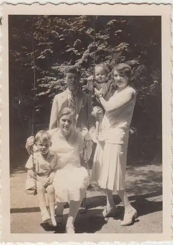 (F15956) Orig. Foto Personen an einer Schaukel in Weggis 1929, Fam. Pieperli