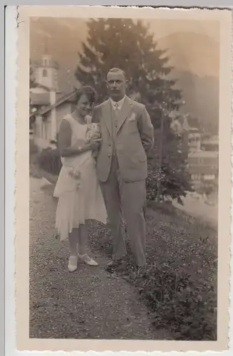 (F15950) Orig. Foto Weggis, Paar steht im Freien 1929