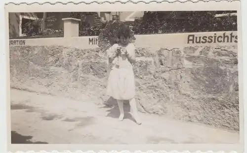 (F15949) Orig. Foto Weggis, junge Frau mit Schirm vor Mauer 1929