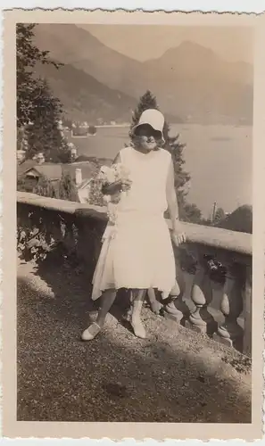 (F15948) Orig. Foto Weggis, junge Frau steht am Geländer 1929