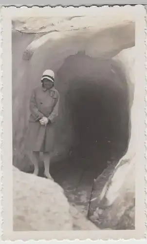 (F15935) Orig. Foto Furkapass, Frau am Rhonegletscher 1929