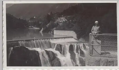 (F15934) Orig. Foto Furkapass, Frau an Aussichtspunkt am Wasserfall 1929