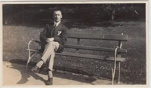 (F15933) Orig. Foto Wildungen, Mann sitzt auf Bank 1927