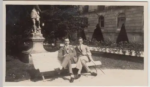 (F15931) Orig. Foto Wildungen, Männer auf Bank an Statue 1927