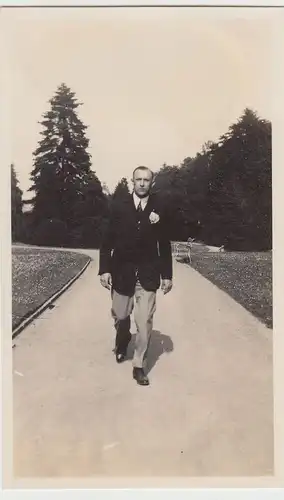 (F15927) Orig. Foto Mann spaziert im Park, Wildungen 1927
