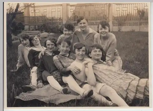 (F15925) Orig. Foto junge Damen, Gruppenbild im Garten 1929