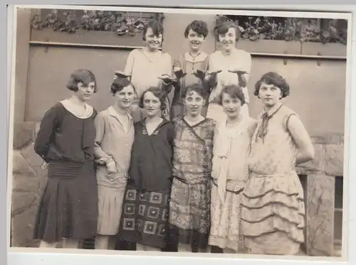 (F15922) Orig. Foto junge Damen, Gruppenbild am Haus 1929