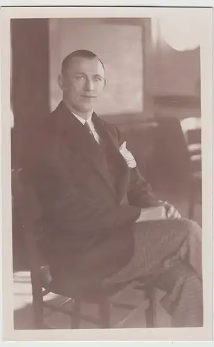 (F15914) Orig. Foto Porträt junger Mann auf Stuhl, 1927