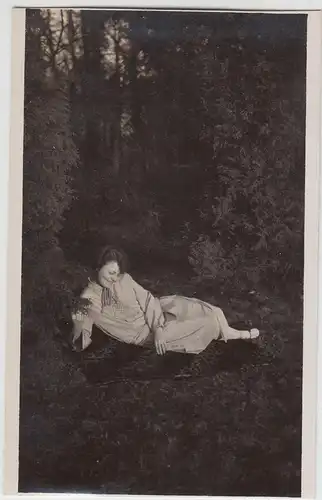 (F15913) Orig. Foto junge Frau liegt im Wald 1920er