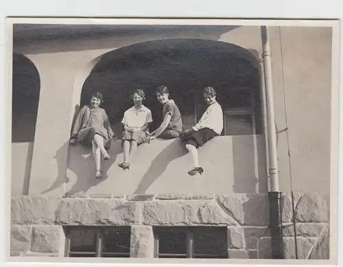 (F15910) Orig. Foto junge Damen sitzen auf der Brüstung 1927