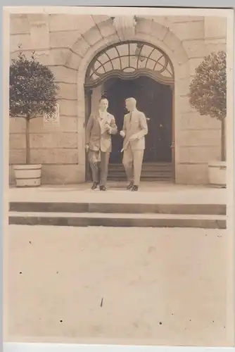 (F15909) Orig. Foto Herren am Eingang d. Deutschen Automobil Clubs 1920er