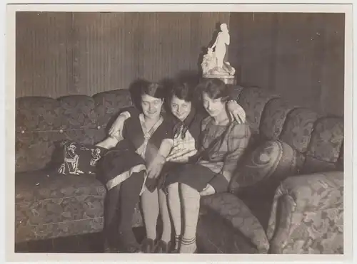 (F15906) Orig. Foto junge Damen sitzen auf dem Sofa 1920er