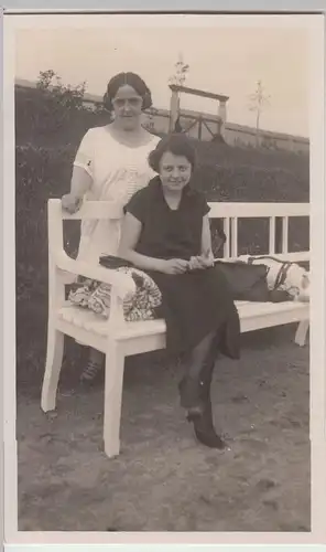 (F15905) Orig. Foto junge Damen auf einer weißen Bank 1926