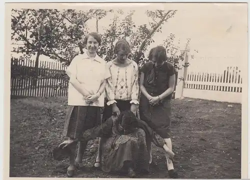 (F15900) Orig. Foto junge Damen im Garten 1920er