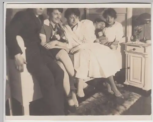 (F15897) Orig. Foto junge Damen sitzen auf einem Bett 1927