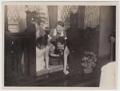 (F15896) Orig. Foto junge Damen hocken in der Stube, Alkoven o.ö. 1927