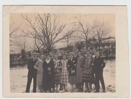 (F15895) Orig. Foto Personen stehen im Freien, Winter 1926