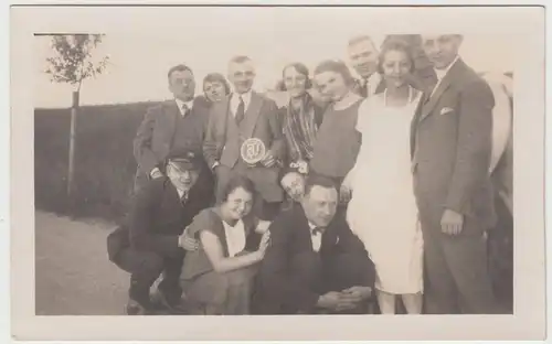 (F15892) Orig. Foto Personen, Studenten stehen auf einer Straße 1925