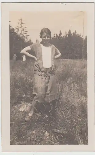 (F15890) Orig. Foto junge Frau steht auf einer Wiese 1925