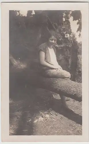(F15888) Orig. Foto junge Frau sitzt auf einem Baumstamm 1925