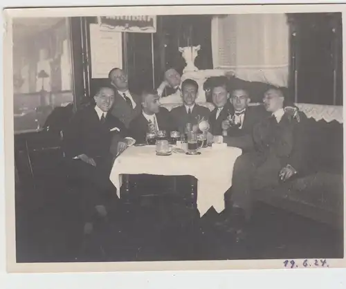 (F15886) Orig. Foto Personen am Tisch, Ecke einer Bierstube 1924