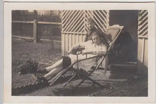 (F15885) Orig. Foto Frau und Junge im Liegestuhl im Garten 1925